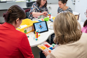 TechnikBox für OÖ-Volksschulen zum Erlernen von ersten kindgerechten Programmierungen mit Lego für den Unterricht.